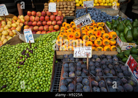 Anzeige von Obst an einem Stand auf dem Zentralmarkt in Athen Stockfoto