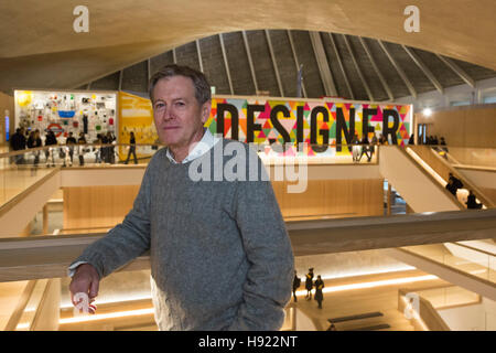 London, UK. 17. November 2017. Architekt John Pawson, Designer des Design Museums in Kensington. Im Bild: Drücken Sie die Vorschau. Das Design Museum öffnet sich in seiner neuen Heimat auf Kensington High Street, entworfen von John Pawson. Der Neubau umfasst zwei große temporäre Galerieräume, eine kostenlose Dauerausstellung-Display, ein Restaurant mit Blick auf Holland Park, Auditorium, Studios, Bibliothek, Archiv und neue Lerneinrichtungen. Am 24. November 2016 für das Publikum geöffnet. Stockfoto