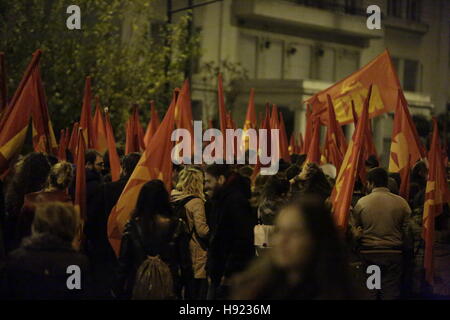 Athen, Griechenland. 17. November 2016. KKE (kommunistische Partei Griechenlands) Anhänger marschieren mit roten Fahnen der KKE an die US-Botschaft. Tausende von Griechen angeschlossen, der traditionelle Marsch am Polytechnikum in Athen, der US-Botschaft zu gedenken den 1973 Polytechnikum Athen Aufstand und den USA, viele, wie die griechische Militärjunta beteiligt sehen zu verurteilen. © Michael Debets/Pacific Press/Alamy Live-Nachrichten Stockfoto