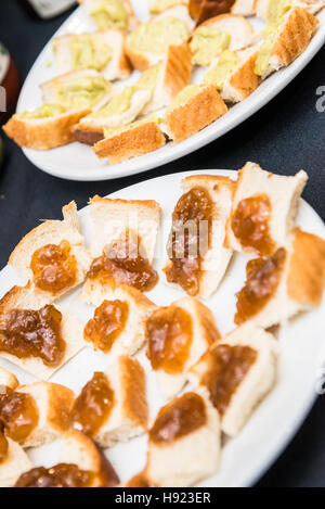 Brot Verbreitung Proben mit Marmelade Stockfoto