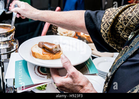 Probenahme-Rindfleisch mit Soße Stockfoto