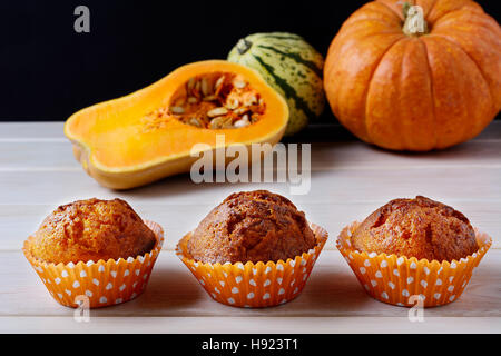 Vollkorn-Kürbis Gewürz-Butternut-Kürbis-Muffins. Thanksgiving Abendessen Kürbis Gebäck. Gesunde vegetarische Kost. Stockfoto