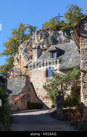 Ein altes Haus am Rodelle, einem hochgelegenen Dorf auf einem Felsvorsprung (Aveyron - Frankreich). Une Vieille Maison de Grès stieg À Rodelle. Stockfoto