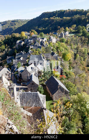Ein hoher Winkel gedreht auf Dächern von Dorf Rodelle thront auf seinem Felsvorsprung (Frankreich). Les Statusbringen du Village de Rodelle. Stockfoto