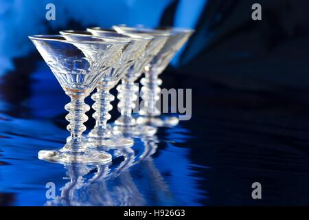 Diagonalen Reihe von vier Cocktailgläser vor blauem Hintergrund Stockfoto