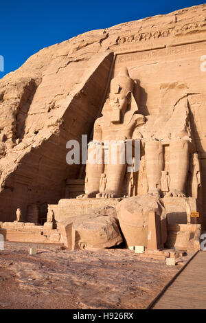 Statuen von Pharao Ramses II tragen die Atef-Krone von Ober- und Unterägypten in Abu Simbel. Stockfoto