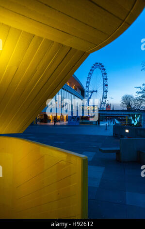Das London Eye und die royal Festival Hall von Southbank Ogf der Themse in der Abenddämmerung Stockfoto