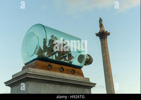 Yinka Shonibare: Nelsons Schiff in einer Flasche-Kunst-Installation auf dem her Sockel in Trafalgar Square Stockfoto