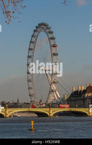 Das London Eye von Lambeth Bridge mit Westminster Bridge in forground Stockfoto