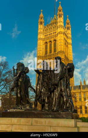 Die Bürger von Calais von August Rodin mit dem Palace of Westminster und Victoria Turm hinter Stockfoto