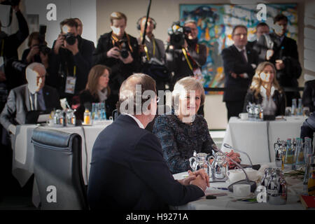 Premierminister Theresa May mit Spaniens Ministerpräsident Mariano Rajoy während eines Treffens in Berlin mit den Staats-und Regierungschefs der USA, Deutschland, Frankreich, Italien und Spanien. Stockfoto