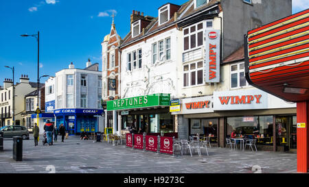 Wimpy Fast-Food-Café, Neptunes Restaurant und Corall Wetten Shop am Strand. Southend-on-Sea, Essex, England Stockfoto