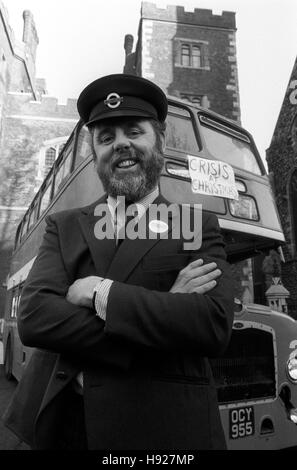 Der Erzbischof von Canterbury Berater Terry Waite im Lambeth Palace, London, vorm losfahren eine Pilgerreise der Jugendlichen nach Canterbury hinter dem Lenkrad eines Doppeldeckerbusses. Herr Waite hofft auf mehr als 25.000 £ zugunsten der Krise an Weihnachten zu erhöhen. Die Nächstenliebe ernährt und beherbergt hunderte von einzelnen Obdachlose für eine Woche zu Weihnachten. Stockfoto