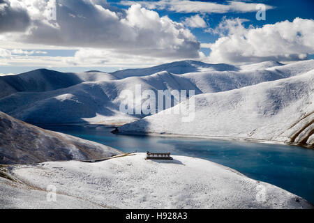 Intensive Farben der Yangdroke See betrachtet von einem Hochpass in Tibet in China. Stockfoto