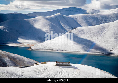 Intensive Farben der Yangdroke See betrachtet von einem Hochpass in Tibet in China. Stockfoto