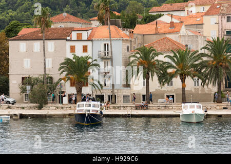 Die Altstadt von Korcula und Boote im Hafen mit Kirchturm, alten Gebäuden und Terrakotta Dächer in Kroatien Stockfoto