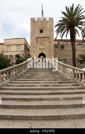 Die Marmorstufen hinauf zu einem Eingangsturm oder Tor und Anreicherung in der Altstadt von Korcula Kroatien Stockfoto