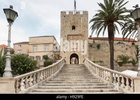 Die Marmorstufen hinauf zu einem Eingangsturm oder Tor und Anreicherung in der Altstadt von Korcula Kroatien Stockfoto