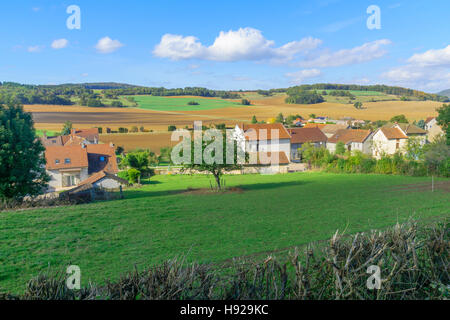 Landschaft mit Feldern und Bauernhöfen, in Cote dOr, Burgund, Frankreich Stockfoto