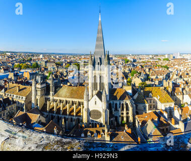 Eine Luftaufnahme des historischen Zentrums der Stadt, mit der Kirche Notre-Dame, in Dijon, Burgund, Frankreich Stockfoto