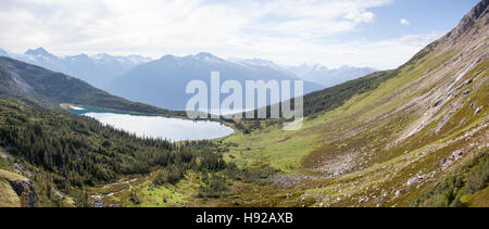 Das Panorama mit Upper Dewey Lake (Skagway, Alaska). Stockfoto