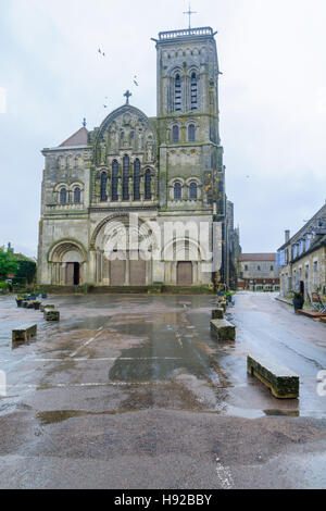 Blick auf die Abtei von Vezelay im Burgund, Frankreich Stockfoto