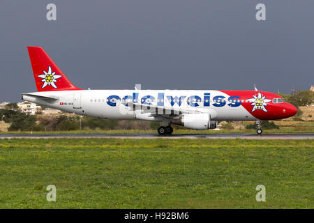 Edelweiss Air Airbus A320-214 [HB-IHX] nach dem Service bei Lufthansa Technik Malta für einen Testflug abheben. Stockfoto