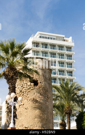 Torre Bermeja, maurischer Turm, am Eingang Hafen von Benalmadena Marina im Süden Spaniens. Andalusien, Spanien. Stockfoto