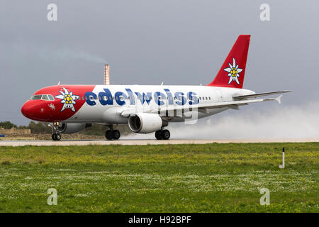 Edelweiss Air Airbus A320-214 [HB-IHX] nach dem Service bei Lufthansa Technik Malta für einen Testflug abheben. Stockfoto