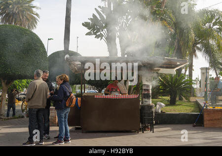 Gebratene Kastanien-Verkäufer in Straßen von Malaga, Andalusien, Spanien. Stockfoto