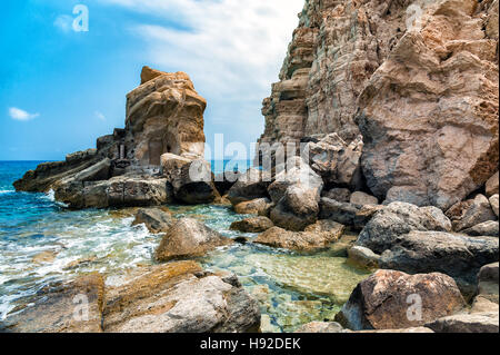 Felsige Küste der Insel Kreta mit riesigen Dolomitfelsen, Griechenland Stockfoto
