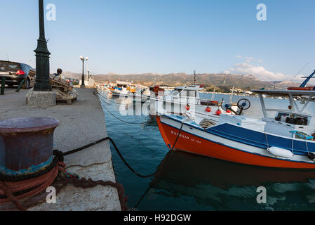 Schöne Angeln Boot Staing geparkt am Hafen der Stadt Sitia auf Kreta, Griechenland Stockfoto