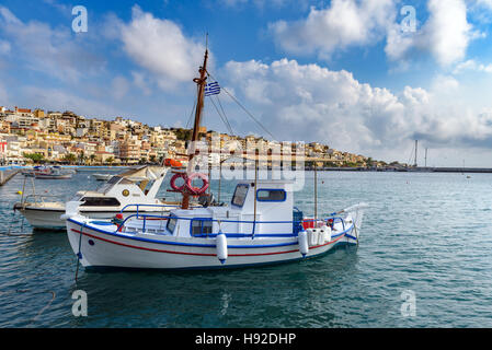 Schöne Angeln Boot Staing geparkt am Hafen der Stadt Sitia auf Kreta, Griechenland Stockfoto