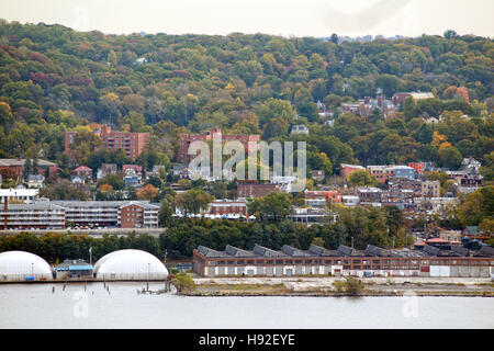 Ansicht von Hastings-on-Hudson, New York von New Jersey Palisades Stockfoto