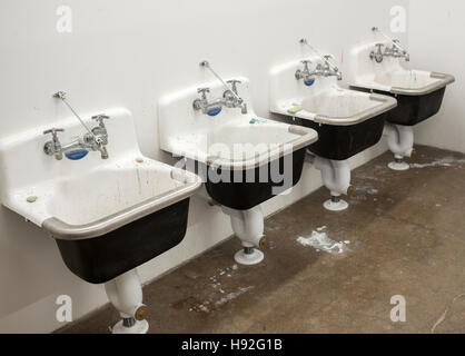Ein Array von Waschbecken in ein Atelier in New York auf Samstag, 12. November 2016.  (© Richard B. Levine) Stockfoto
