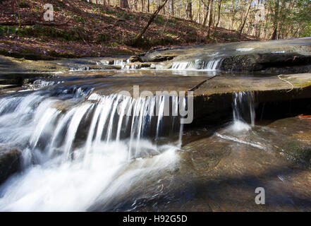 Kleiner Bach Kaskadierung über Felsen in North Carolina Stockfoto