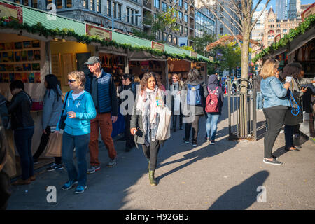 Käufer suchen den Union Square Holiday Market in New York am Eröffnungstag, Donnerstag, 17. November 2016. Über 100 Anbieter verkaufen ihre Urlaub waren auf dem Markt umfasst "Lil" Brooklyn "und"Diese Bestimmungen"Abschnitte. Jetzt im 23. Jahr bleibt des Marktes täglich, geöffnet am 24. Dezember geschlossen.  (© Richard B. Levine) Stockfoto