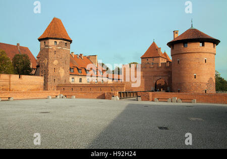 Die mittelalterliche Burg in Malbork nördlichen Polen stehen auf dem Fluss Nogat, erbaut von den Rittern des Deutschen Ordens im Jahre 1275 Stockfoto