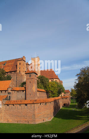 Die mittelalterliche Burg in Malbork nördlichen Polen stehen auf dem Fluss Nogat, erbaut von den Rittern des Deutschen Ordens im Jahre 1275 Stockfoto