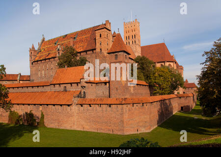 Die mittelalterliche Burg in Malbork nördlichen Polen stehen auf dem Fluss Nogat, erbaut von den Rittern des Deutschen Ordens im Jahre 1275 Stockfoto
