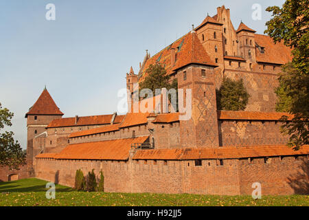 Die mittelalterliche Burg in Malbork nördlichen Polen stehen auf dem Fluss Nogat, erbaut von den Rittern des Deutschen Ordens im Jahre 1275 Stockfoto