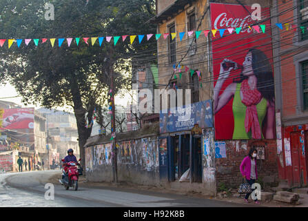 Ein Jahrgang werben Coca Cola in einer Straße von Kathmandu. Nepal. Stockfoto