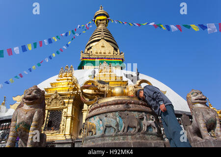 Ein Mann, der betet an der Stupa von Swayambhunath, auch bekannt als Affentempel. Kathmandu, Nepal. Stockfoto