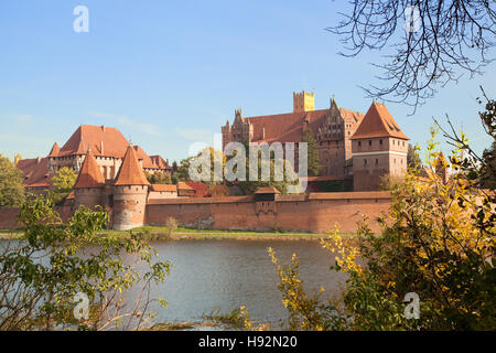 Die mittelalterliche Burg in Malbork nördlichen Polen stehen auf dem Fluss Nogat, erbaut von den Rittern des Deutschen Ordens im Jahre 1275 Stockfoto