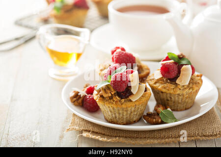 Hausgemachte frisch gebackenes Haferflocken muffins Stockfoto