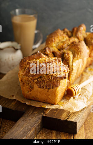 Honig und Nüssen auseinander ziehen Brot Stockfoto