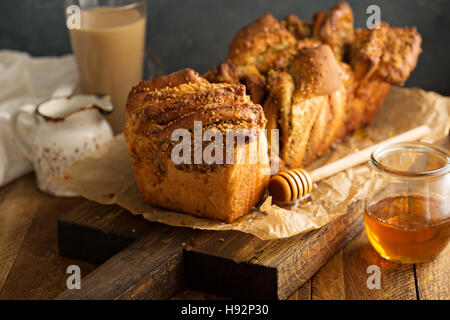 Honig und Nüssen auseinander ziehen Brot Stockfoto