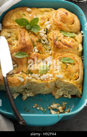 Käsebrötchen mit Kräutern Stockfoto