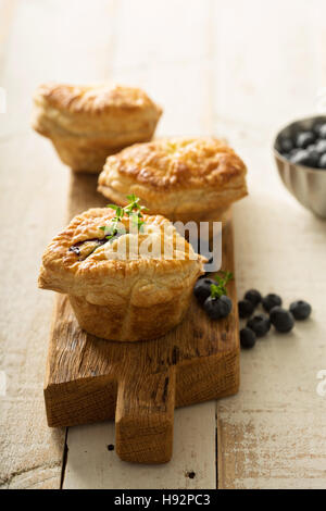 Blätterteig-Gebäck mit Käse und Beeren füllen Stockfoto