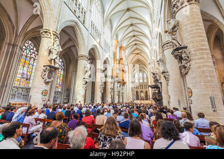 Die MENSCHEN IN DER KATHEDRALE VON ST. MICHAEL UND ST. GUDULA, CATHEDRALE SAINT-MICHEL, im gotischen Stil, Stadt, Brüssel, Belgien Stockfoto